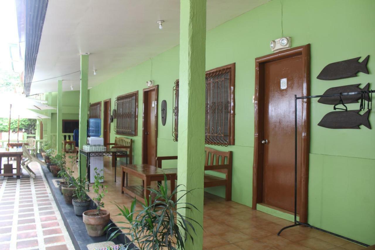 Coron Town Traveller'S Dormitory Exterior foto